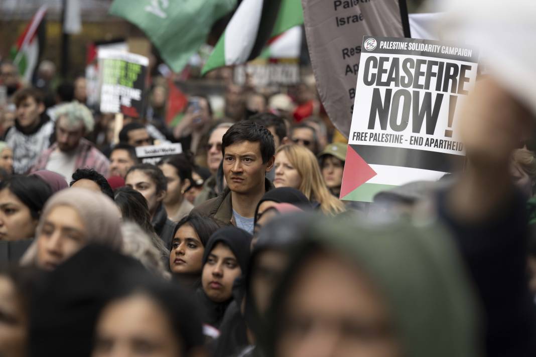 Londra ve Saraybosna'da İsrail protestosu! Binlerce kişi sokaklara döküldü 4